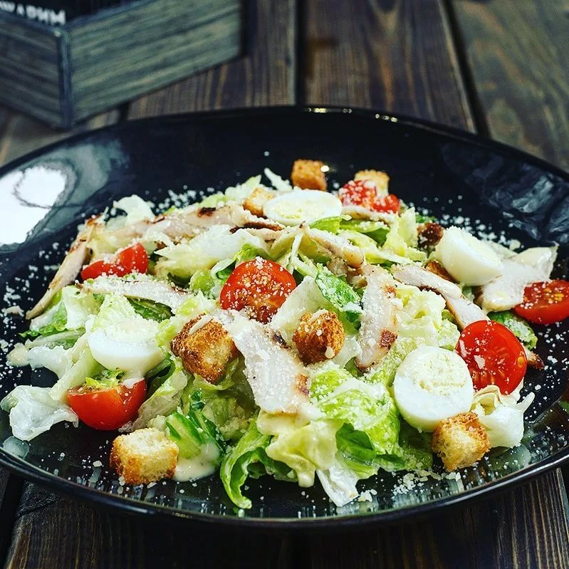 САЛАТ ЦЕЗАРЬ С КУРИЦЕЙ