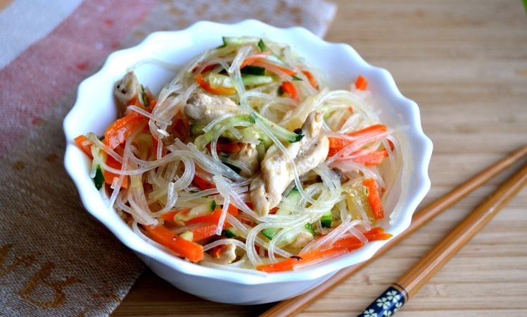 САЛАТ ИЗ ФУНЧОЗЫ С КУРИЦЕЙ
